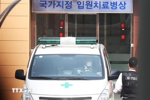 Xe cứu thương chở bệnh nhân nghi nhiễm virus corona tới bệnh viện ở Seoul, Hàn Quốc. (Ảnh: Yonhap/TTXVN)