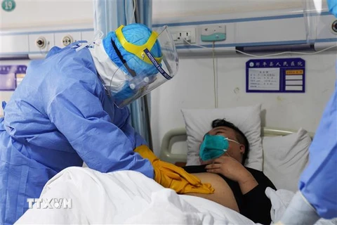 Nhân viên y tế chăm sóc bệnh nhân nhiễm virus corona tại bệnh viện Châu Bình, tỉnh Sơn Đông, Trung Quốc. (Ảnh: AFP/TTXVN)