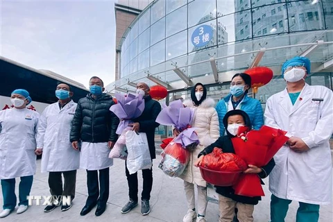 Các bệnh nhân nhiễm virus corona chủng mới chụp ảnh lưu niệm cùng đội ngũ nhân viên y tế trước khi xuất viện tại Thanh Hải, Trung Quốc ngày 5/2. (Ảnh: THX/TTXVN)