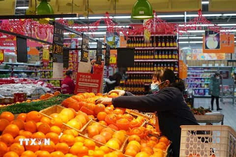 Nhân viên sắp xếp hoa quả tại siêu thị ở Nam Xương, tỉnh Giang Tây, Trung Quốc. (Ảnh: THX/TTXVN)