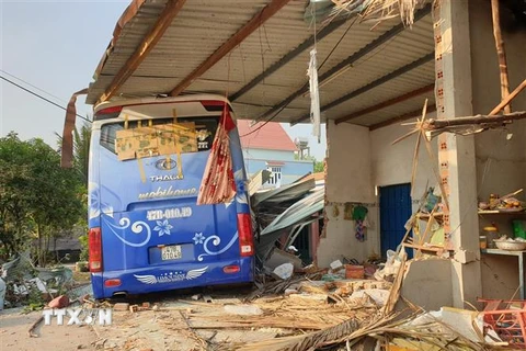 Chiếc xe khách lao vào nhà dân ven đường sau vụ và chạm. (Ảnh: Nguyễn Văn Việt/TTXVN)
