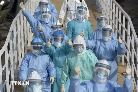 Nhân viên y tế làm việc tại khoa cách ly điều trị cho bệnh nhân nhiễm virus corona của bệnh viện Hỏa Thần Sơn ở Vũ Hán, tỉnh Hồ Bắc, Trung Quốc. (Ảnh: THX/TTXVN)