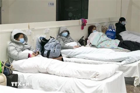 Bệnh nhân nhiễm virus corona chủng mới được điều trị tại bệnh viện dã chiến ở Vũ Hán, tỉnh Hồ Bắc, Trung Quốc. (Ảnh: THX/TTXVN)