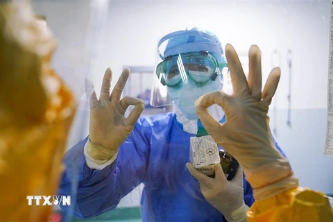 Nhân viên y tế tham gia chống dịch viêm đường hô hấp cấp do chủng mới của virus corona tại bệnh viện ở Chương Châu, tỉnh Phúc Kiến, Đông Nam Trung Quốc. (Ảnh: THX/TTXVN)