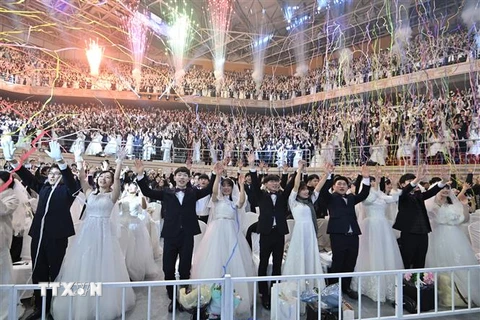 Các cặp đôi tham gia đám cưới tập thể tại Trung tâm Peace World Cheong Shim ở quận Gapyeong, Tây Bắc Seoul. (Ảnh: AFP/TTXVN)