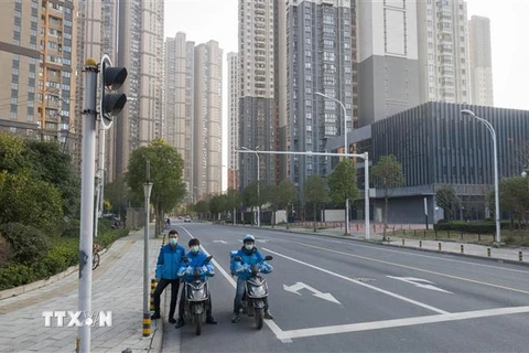 Đường phố ở 'tâm dịch' Vũ Hán những ngày mùa Đông này hầu như vắng lặng. (Ảnh: THX/TTXVN)
