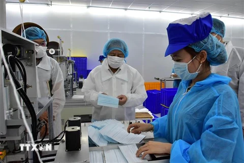 Xưởng sản xuất khẩu trang y tế của công ty Kim Sora tại Thừa Thiên-Huế. (Ảnh: Hồ Cầu/TTXVN)