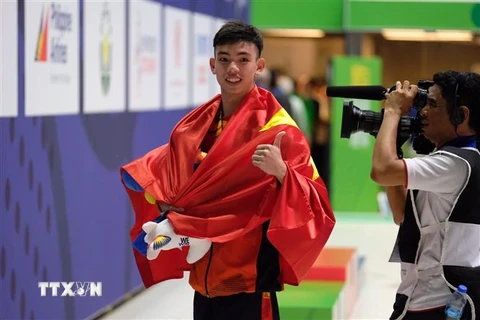 Huy Hoàng sau khi nhận huy chương ở nội dung 400m tự do nam tại SEA Games 30. (Ảnh: Vũ Anh Tú/TTXVN)