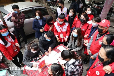 Tình nguyện viên đăng ký hiến máu tại địa chỉ 26 Lương Ngọc Quyến, quận Hoàn Kiếm (Hà Nội) trong sáng 11/2. (Ảnh: Thanh Tùng/TTXVN)