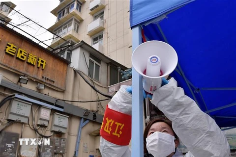 Treo loa phát thanh tuyên truyền các biện pháp phòng dịch viêm đường hô hấp cấp do 2019-nCoV tại Vũ Hán. (Ảnh: THX/TTXVN)