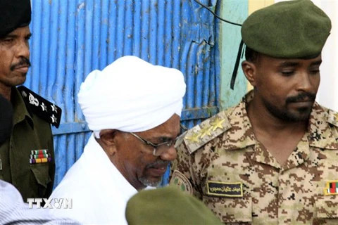 Cựu Tổng thống Sudan Omar al-Bashir (giữa) bị áp giải tới phòng công tố ở Bắc Khartoum ngày 16/6/2019. (Ảnh: AFP/TTXVN)