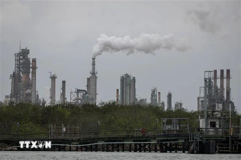 Một nhà máy lọc dầu ở Corpus Christi, bang Texas, Mỹ. (Ảnh: AFP/TTXVN)