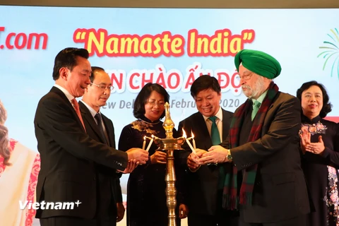 Phó Chủ tịch nước Đặng Thị Ngọc Thịnh dự lễ thắp nến công bố loạt các đường bay thẳng của Vietjet giữa Việt Nam và Ấn Độ. (Ảnh: PV/Vietnam+)