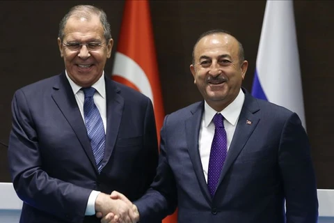 Ngoại trưởng Thổ Nhĩ Kỳ Mevlut Cavusoglu (phải) và người đồng cấp Nga Sergei Lavrov. (Nguồn: Anadolu)