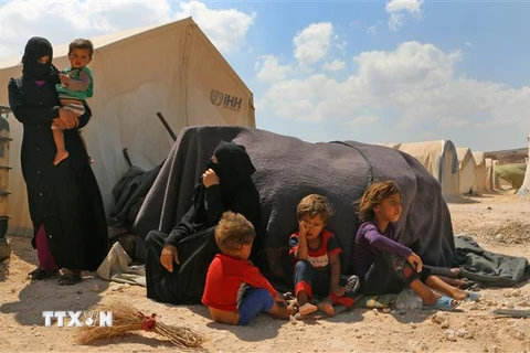 Người tị nạn Syria tại một lán trại tạm bợ ở Kafr Lusin, tỉnh Idlib. (Ảnh: AFP/TTXVN)