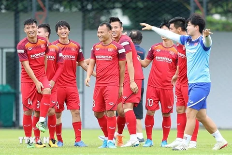 Các tuyển thủ Việt Nam vui vẻ trong một bài tập vận động. (Ảnh: Hoàng Linh/TTXVN)