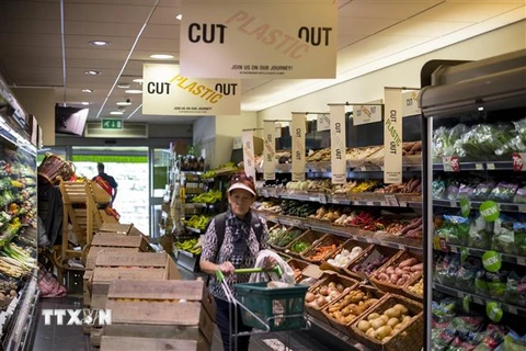 Người dân mua sắm tại một siêu thị ở Belsize Park, phía Bắc thủ đô London, Anh. (Ảnh: AFP/TTXVN)