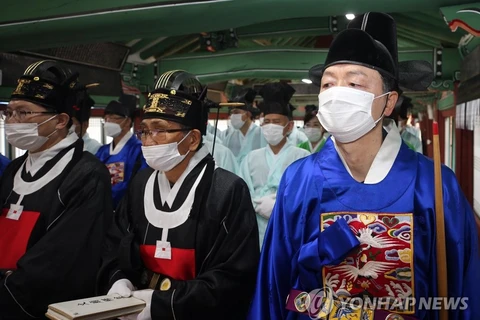 Các cao niên trong trang phục truyền thống và đeo khẩu trang tham dự nghi lễ Seokjeon cho đạo Khổng Tử tại Gangneung Hyanggyo. (Nguồn: Yonhap)