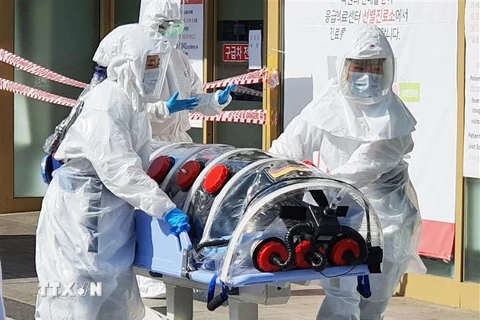 Nhân viên y tế chuyển bệnh nhân nhiễm COVID-19 tại một bệnh viện ở Daegu, Hàn Quốc. (Ảnh: Yonhap/TTXVN)