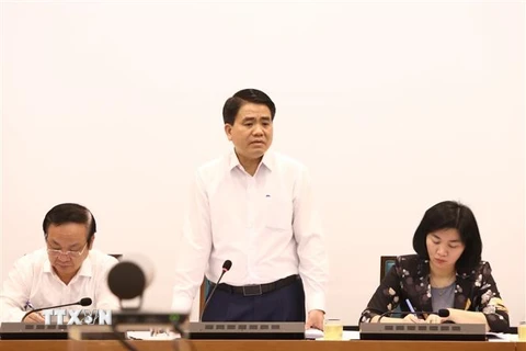 Chủ tịch Ủy ban nhân dân Thành phố Hà Nội Nguyễn Đức Chung phát biểu chỉ đạo cuộc họp. (Ảnh: Văn Điệp/TTXVN)