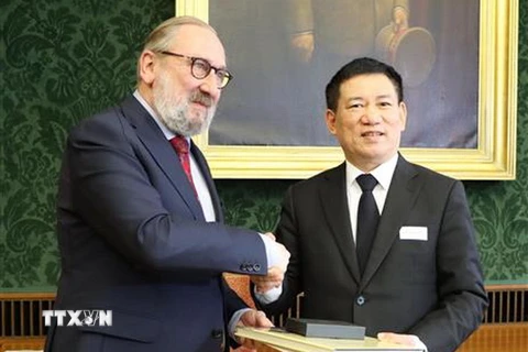Chủ tịch Tòa Thẩm kế Bỉ Philippe Roland tặng quà lưu niệm cho Tổng Kiểm toán Nhà nước Việt Nam Hồ Đức Phớc. (Ảnh: Kim Chung/TTXVN)