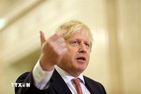 Thủ tướng Anh Boris Johnson phát biểu tại cuộc họp báo ở Belfast, Bắc Ireland. (Ảnh: THX/TTXVN)