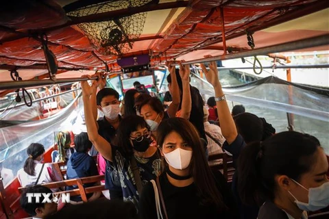 Người dân đeo khẩu trang để phòng tránh lây nhiễm COVID-19 tại Bangkok, Thái Lan. (Ảnh: AFP/TTXVN)