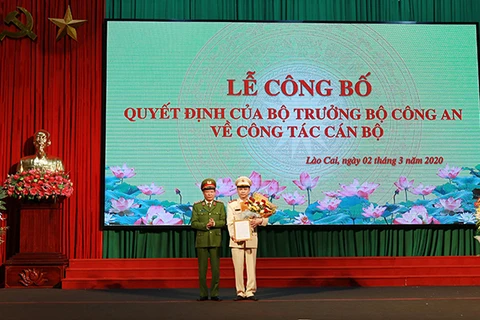 Thứ trưởng Lê Quý Vương trao quyết định cho đồng chí Đại tá Lưu Hồng Quảng. (Nguồn: cand.com.vn)