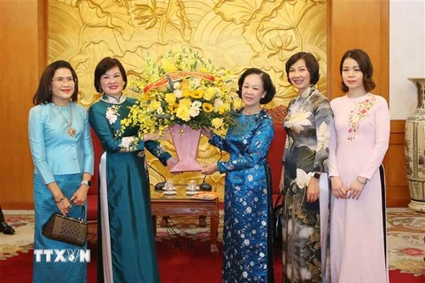 Đại biểu tặng hoa chúc mừng bà Trương Thị Mai. (Ảnh: Phương Hoa/TTXVN)