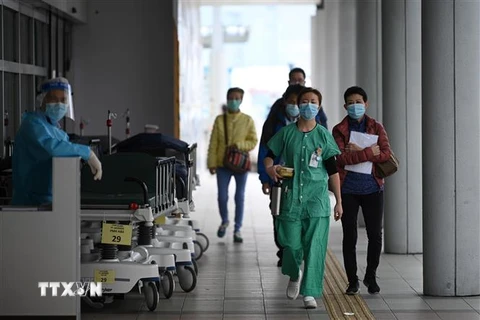 Nhân viên y tế làm việc tại bệnh viện Princess Margaret ở Hong Kong, Trung Quốc. (Ảnh: AFP/TTXVN)
