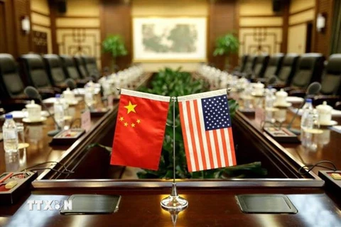 Quốc kỳ Mỹ (phải) và quốc kỳ Trung Quốc tại một vòng đàm phán thương mại Mỹ-Trung. (Ảnh: REUTERS/TTXVN)