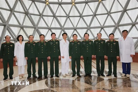 Đại tướng Ngô Xuân Lịch, Bộ trưởng Bộ Quốc phòng với cán bộ, bác sĩ Bệnh viện Trung ương Quân đội 108. (Ảnh: Dương Giang/TTXVN)