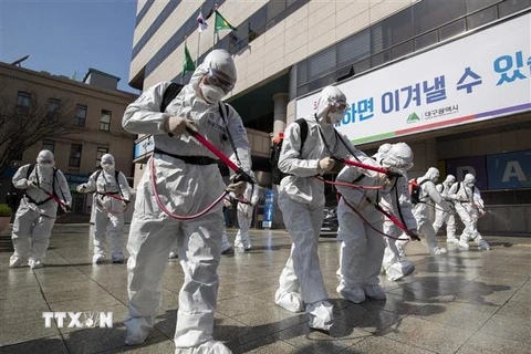 Binh sỹ phun thuốc khử trùng tại Daegu, Hàn Quốc. (Ảnh: THX/TTXVN)
