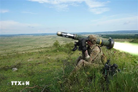 Binh sỹ Mỹ bắn tên lửa chống tăng Javelin trong cuộc tập trận tại Varpalota, Hungary. (Ảnh: AFP/TTXVN)