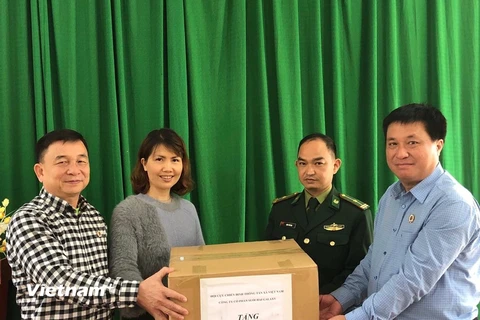Hội Cựu chiến binh TTXVN cùng nhà tài trợ Công ty CP Suối Hai Galaxy tặng bộ Chỉ huy Bộ đội biên phòng tỉnh Hà Giang 300 chiếc khẩu trang. (Ảnh: PV/Vietnam+)