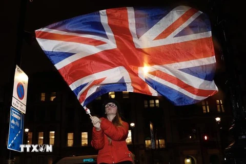 Người dân ủng hộ Brexit tập trung tại Quảng trường Nghị viện Anh ở London, chờ đến thời khắc 23 giờ GMT tối 31/1/2020, thời điểm Anh chính thức rời EU. (Ảnh: AFP/TTXVN)