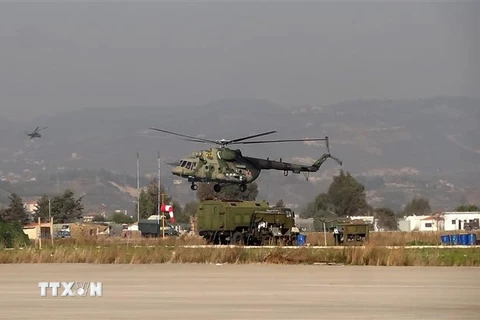 Trực thăng quân sự tại căn cứ không quân Hmeimim của Nga ở Latakia, Syria. (Ảnh: AFP/TTXVN)