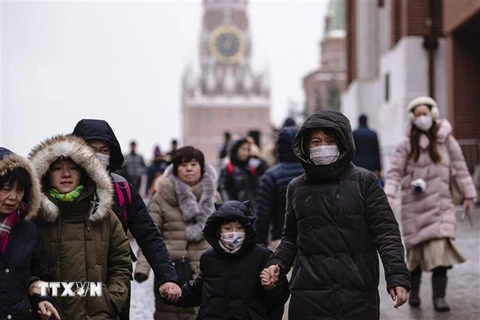 Người dân Nga đeo khẩu trang phòng ngừa lây lan virus corona tại Moskva, Nga. (Ảnh: AFP/TTXVN)