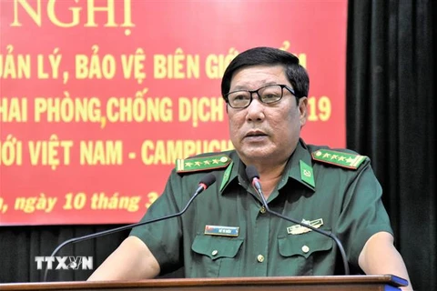 Đại tá Hồ Tú Điền, Chỉ huy trưởng Bộ đội Biên phòng Kiên Giang, báo cáo công tác. (Ảnh: Xuân Khu/TTXVN)