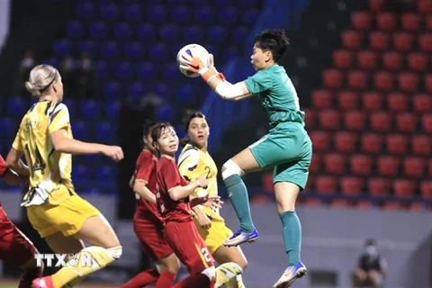 Thủ môn Đội tuyển nữ Việt Nam bắt gọn bóng trong chân cầu thủ Đội tuyển nữ Australia. (Ảnh: Thành Đạt/TTXVN)