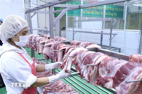 Sản phẩm thịt lợn sau khi chế biến được để trên giá đảm bảo vệ sinh thực phẩm. (Ảnh: Vũ Sinh/TTXVN)