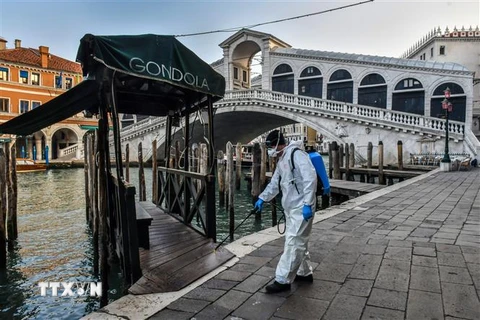 Phun khử trùng nhằm ngăn chặn sự lây lan của dịch COVID-19 tại Venice, Italy. (Ảnh: AFP/TTXVN)