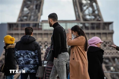 Người dân đeo khẩu trang để phòng tránh lây nhiễm COVID-19 tại Paris, Pháp. (Ảnh: THX/TTXVN)