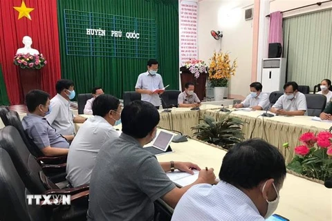 Ban chỉ đạo phòng, chống dịch COVID-19 tỉnh Kiên Giang làm việc khẩn cấp với Ủy ban nhân dân huyện Phú Quốc tối 15/3. (Ảnh: TTXVN phát)