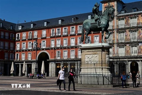 Cảnh vắng vẻ tại Plaza Mayor ở trung tâm Madrid, Tây Ban Nha ngày 14/3, sau khi chính quyền nước này ban bố tình trạng khẩn cấp quốc gia do dịch COVID-19. (Ảnh: AFP/TTXVN)