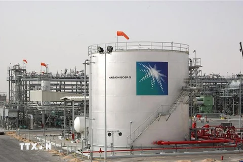 Bể chứa dầu tại nhà máy ở Haradh, cách thành phố Dhahran của Saudi Arabia 280km về phía Tây Nam. (Ảnh: AFP/TTXVN)