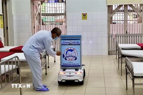 Robot Tâm An có thể tiếp xúc trực tiếp, phục vụ cho người bệnh. (Ảnh: Mai Trang/TTXVN)