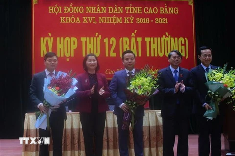 Lãnh đạo Ủy ban nhân dân tỉnh Cao Bằng tặng hoa chúc mừng các đồng chí được bầu là Phó Chủ tịch Ủy ban nhân dân tỉnh, Ủy viên Ủy ban nhân dân tỉnh Cao Bằng, nhiệm kỳ 2016-2021. (Ảnh: Chu Hiệu/TTXVN)