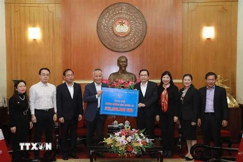 Chủ tịch Ủy ban Trung ương Mặt trận Tổ quốc Việt Nam Trần Thanh Mẫn tiếp nhận ủng hộ của Bộ Công Thương. (Ảnh: TTXVN phát)