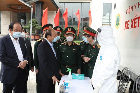 Thủ tướng Nguyễn Xuân Phúc kiểm tra tại xe xét nghiệm cơ động, Viện Y học dự phòng Quân đội. (Ảnh: Thống Nhất/TTXVN)